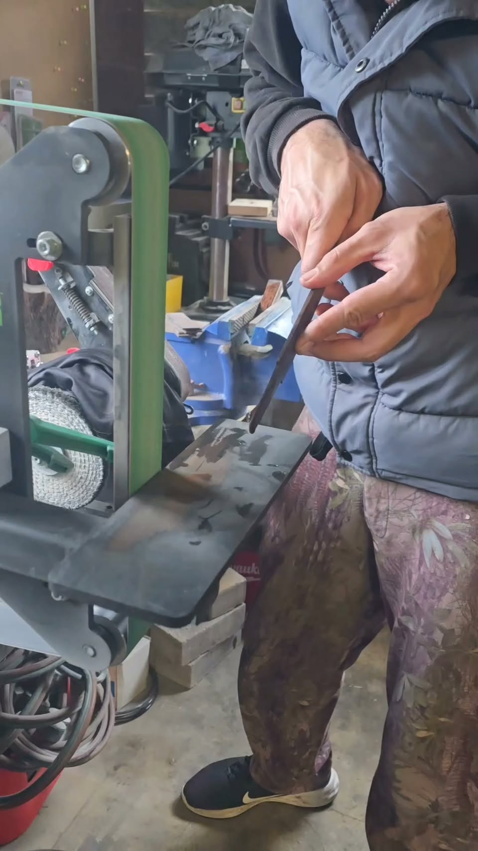 Zammy Dearlove grinding a custom blade
